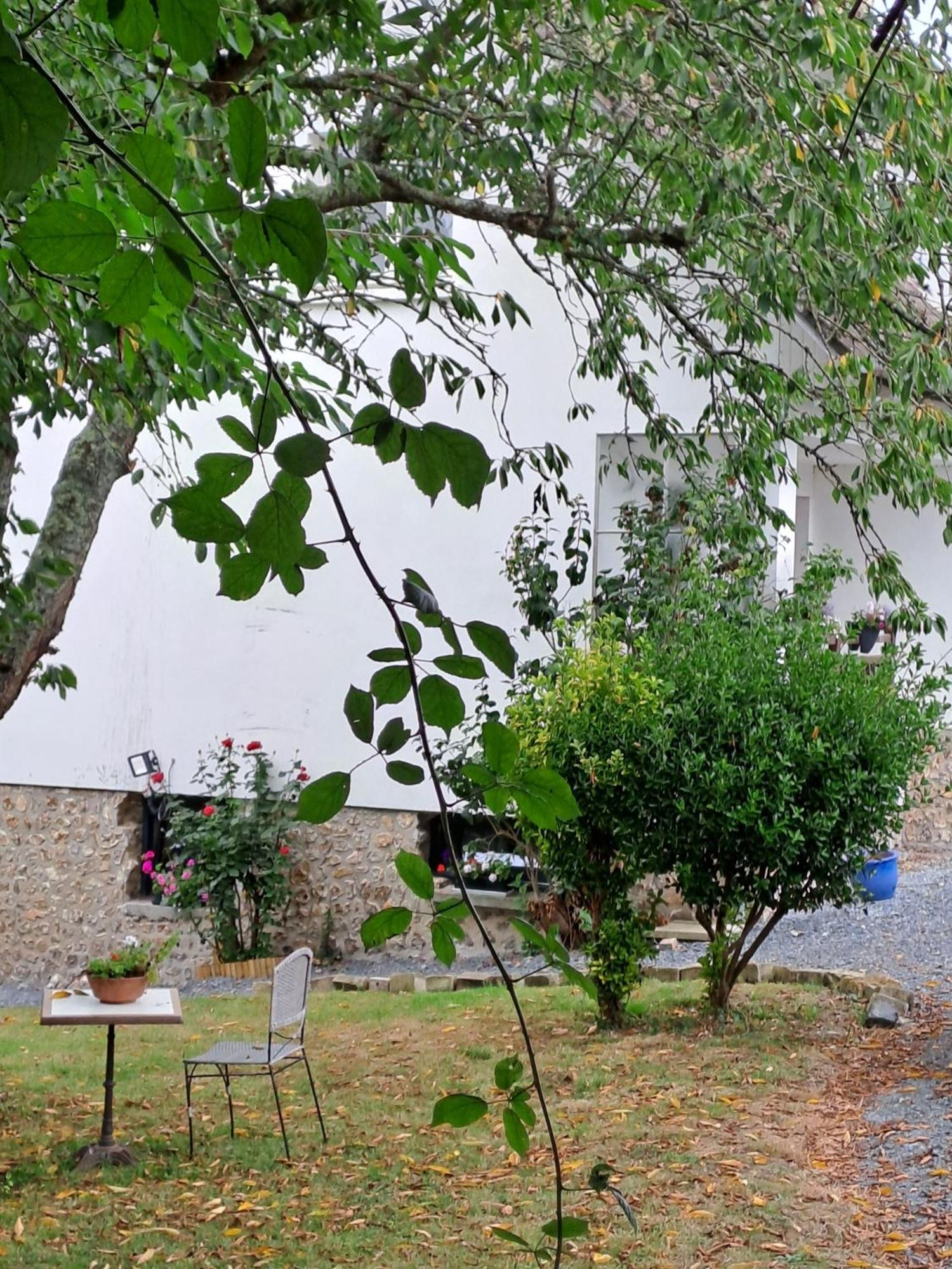 Отель La Jufe Cormeilles  Экстерьер фото